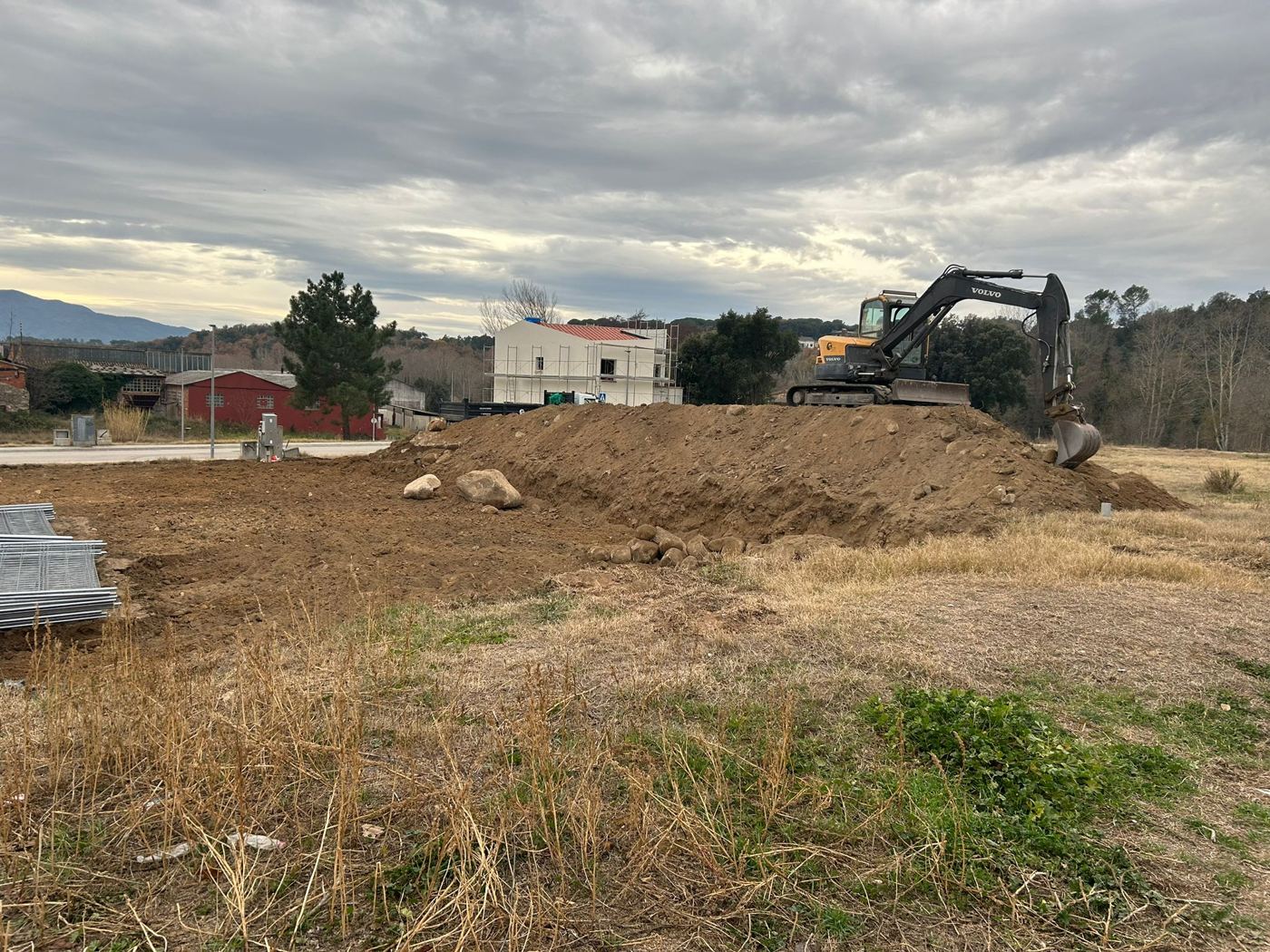 Desbroce, rebaje y cimentación para casa aislada en Breda