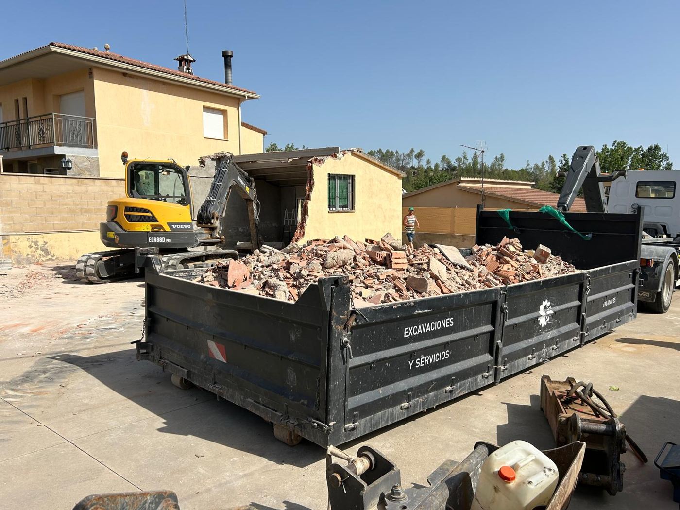 Alquiler de contenedores de obra — obra real de Excavaciones Buendía