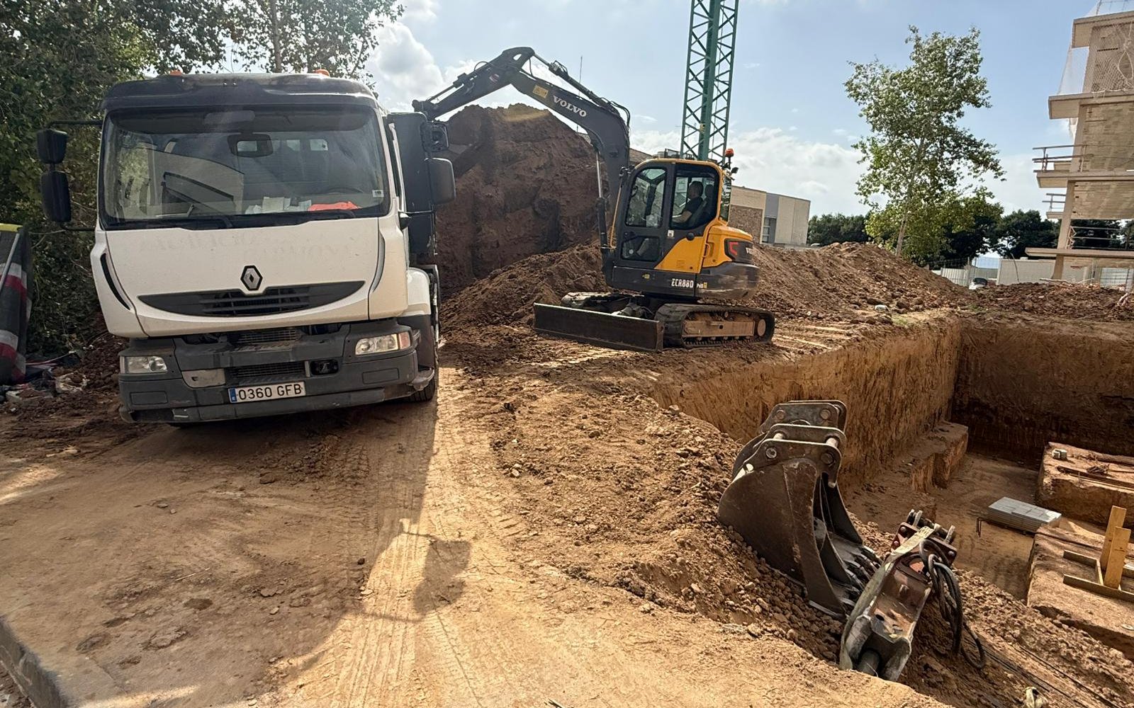 Excavadora trabajando en las zanjas de cimentación de una obra, foto real de Excavaciones Buendía en Lliçà de Vall