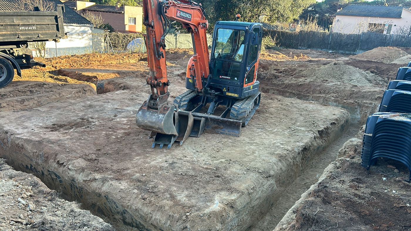 Desbroce, marcación y excavación de cimientos para casa aislada en Vidreres